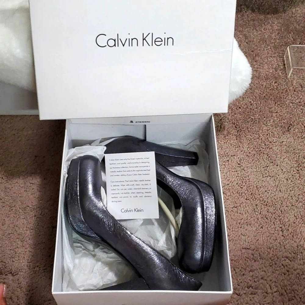 CALVIN KLEIN Scarlet Crinkle Metallic Graphite Pump